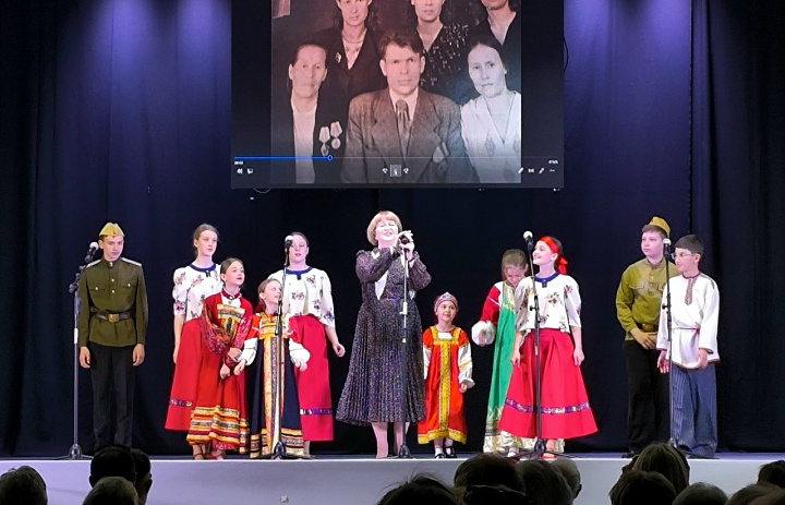 Фольклорный ансамбль "Забавушка"  с музыкальным спектаклем "Калининград — мой край родной"
